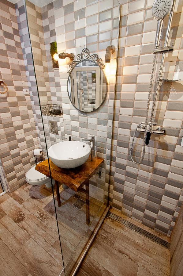 Wood&steel Apartment Galati (Galati)